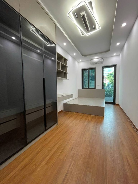 BÁN NHÀ MẶT TIỀN ĐÊ LA THÀNH , HÀO NAM. CỰC H.I.Ế.M...MẶT PHỐ, VỈA HÈ KINH DOANH BẤT CHẤP.  : Dt 17m - thực tế sd : 25m. Mt 4,5m. nhà xây 5 tầng.