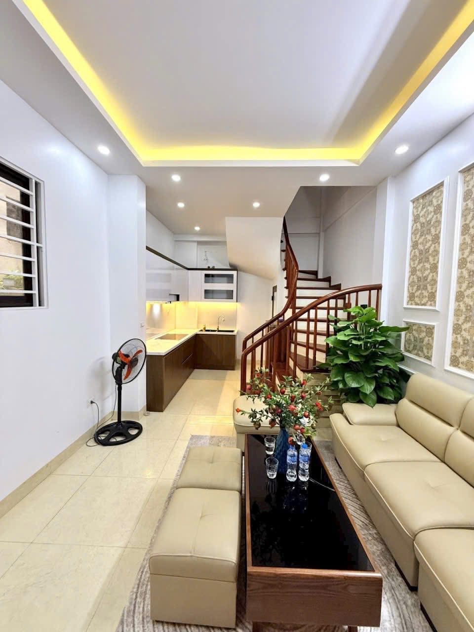 7.89 Tỷ phố Dương Văn Bé / LÔ GÓC - NGÕ THÔNG - NHÀ DÂN XÂY - NỘI THẤT ĐẸP CHỦ MỚI VỀ Ở LUÔN. DT31/35m2 / 5 Tầng MT4.2m