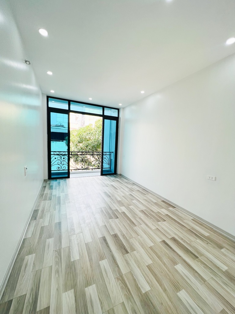 Tân Mai - Ô tô đỗ cửa nhà - Vị trí thuộc trung tâm quận nhà lô góc , 2 thoáng