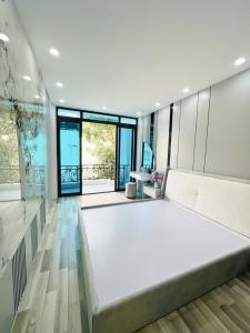 Tân Mai - Ô tô đỗ cửa nhà - Vị trí thuộc trung tâm quận nhà lô góc , 2 thoáng