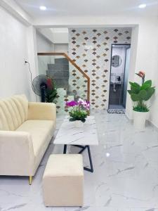 MỚI VỀ - GẦN KHU PHAN XÍCH LONG + VẠN KIẾP, PHÚ NHUẬN - 4 TẦNG, 3 PN, 3 WC - HẺM TRƯỚC NHÀ 5M - TẶNG FULL NỘI THẤT - 4.x TỎI