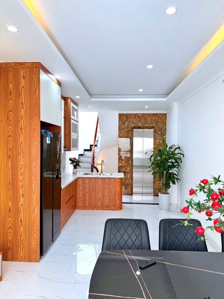 Trịnh Đình Cửu – Hồ Định Công, 31m² x 6T, thang máy, 8 tỷ, lô góc ô tô đỗ cửa