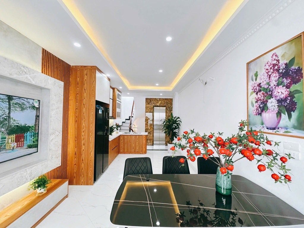 Trịnh Đình Cửu – Hồ Định Công, 31m² x 6T, thang máy, 8 tỷ, lô góc ô tô đỗ cửa