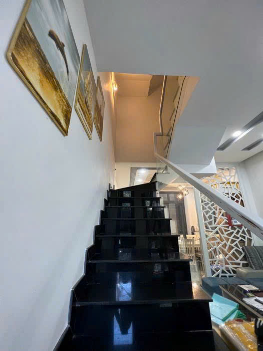 Nhà ngộp cần b-á-n