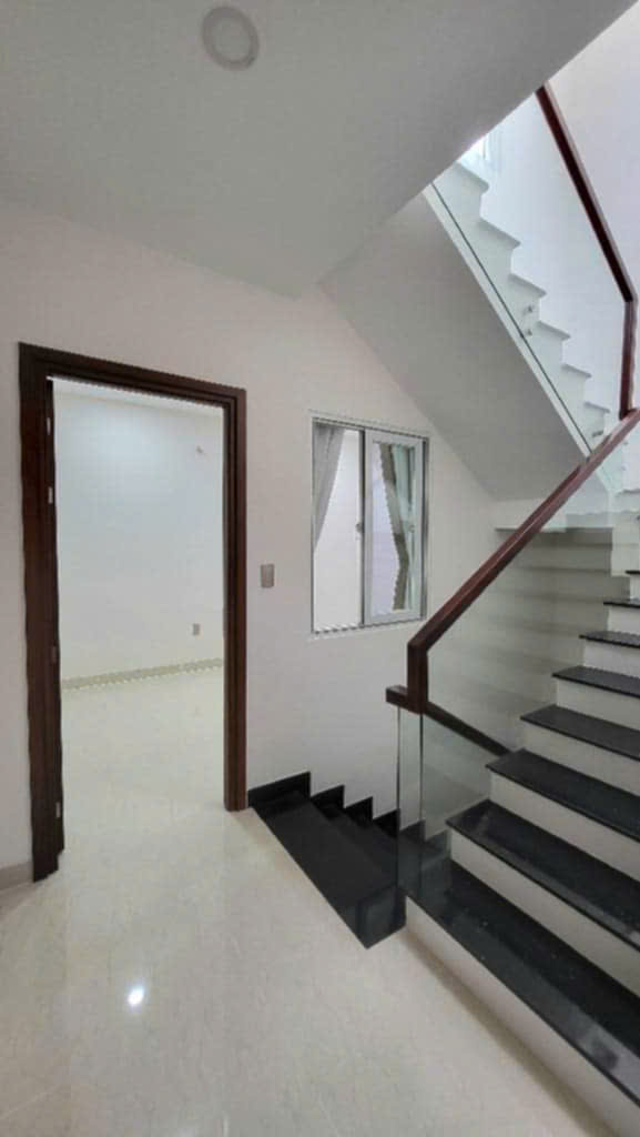 NHÀ HẺM XE HƠI, CHỦ NGỘP GIẢM GẤP 200TR CÒN HƠN 6 TỶ, HOÀN CÔNG 1 TRỆT 2 LẦU, CÓ SÂN ĐỖ Ô TÔ TRONG NHÀ SIÊU ĐẸP SÁT BÊN CHUNG CƯ 4S LINH ĐÔNG
