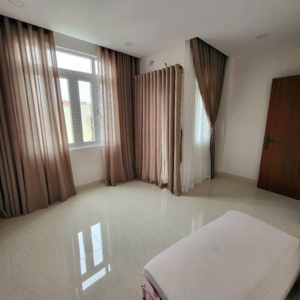 NHÀ HẺM XE HƠI, CHỦ NGỘP GIẢM GẤP 200TR CÒN HƠN 6 TỶ, HOÀN CÔNG 1 TRỆT 2 LẦU, CÓ SÂN ĐỖ Ô TÔ TRONG NHÀ SIÊU ĐẸP SÁT BÊN CHUNG CƯ 4S LINH ĐÔNG