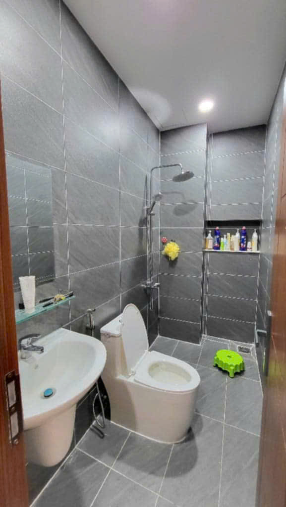 NHÀ HẺM XE HƠI, CHỦ NGỘP GIẢM GẤP 200TR CÒN HƠN 6 TỶ, HOÀN CÔNG 1 TRỆT 2 LẦU, CÓ SÂN ĐỖ Ô TÔ TRONG NHÀ SIÊU ĐẸP SÁT BÊN CHUNG CƯ 4S LINH ĐÔNG