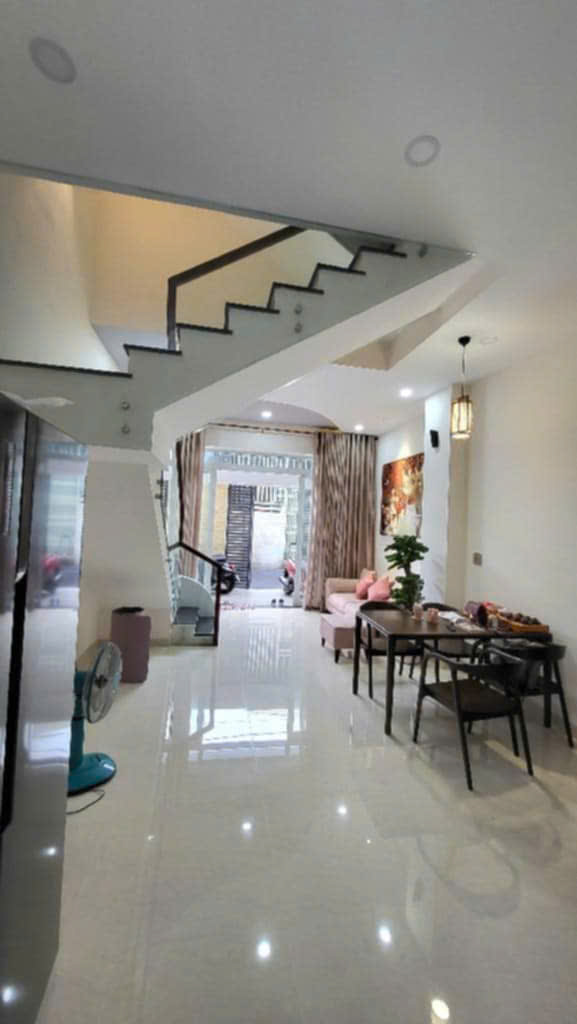 NHÀ HẺM XE HƠI, CHỦ NGỘP GIẢM GẤP 200TR CÒN HƠN 6 TỶ, HOÀN CÔNG 1 TRỆT 2 LẦU, CÓ SÂN ĐỖ Ô TÔ TRONG NHÀ SIÊU ĐẸP SÁT BÊN CHUNG CƯ 4S LINH ĐÔNG