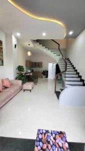 NHÀ HẺM XE HƠI, CHỦ NGỘP GIẢM GẤP 200TR CÒN HƠN 6 TỶ, HOÀN CÔNG 1 TRỆT 2 LẦU, CÓ SÂN ĐỖ Ô TÔ TRONG NHÀ SIÊU ĐẸP SÁT BÊN CHUNG CƯ 4S LINH ĐÔNG