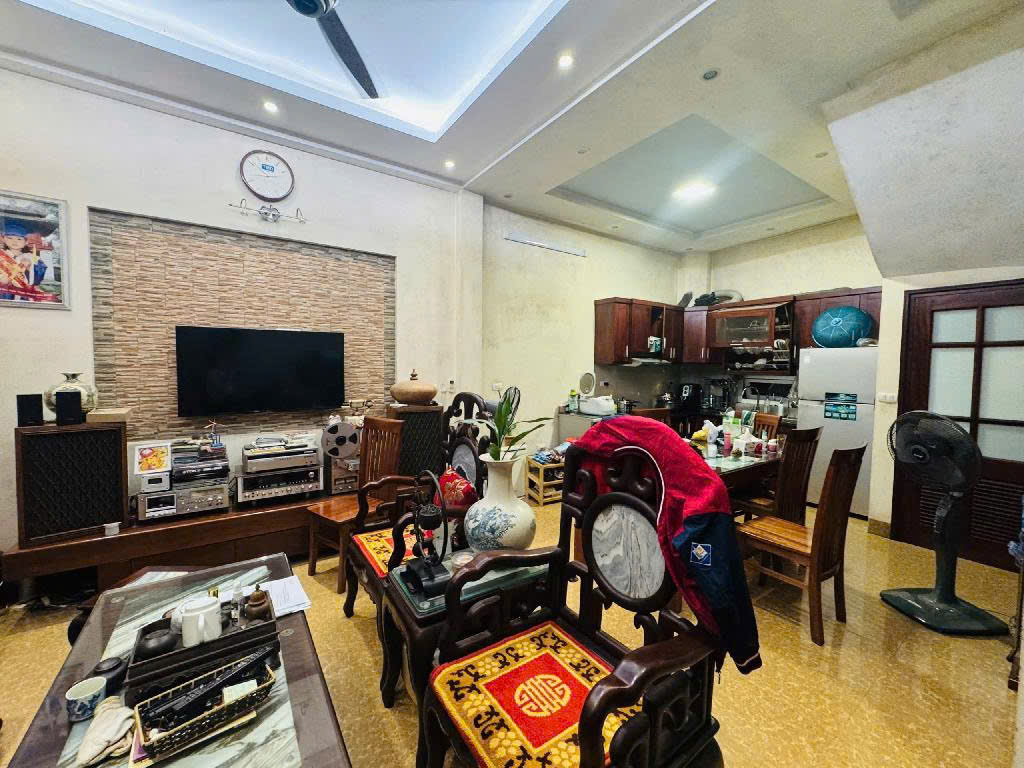 Bán nhà Khương Đình, 40m2, giá 6.8 tỷ, sổ đỏ chính chủ