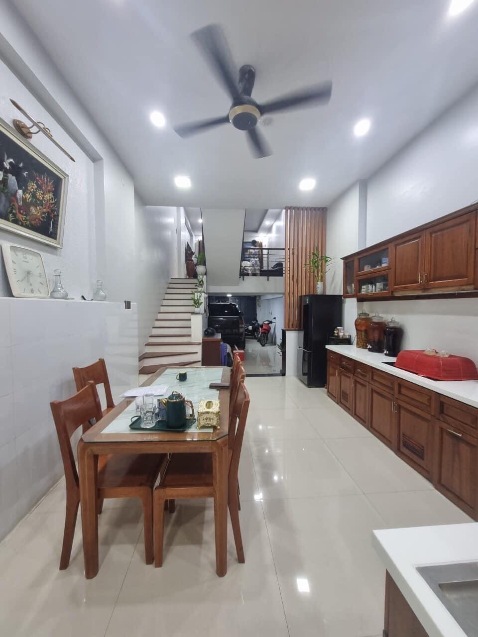 Bán nhà 1 trệt + 3 lầu, gần trung tâm, tiện kinh doanh