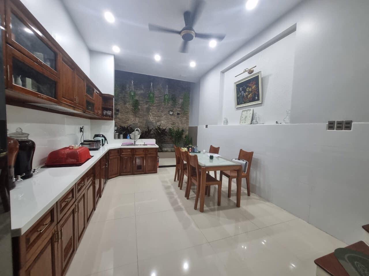 Bán nhà 1 trệt + 3 lầu, gần trung tâm, tiện kinh doanh
