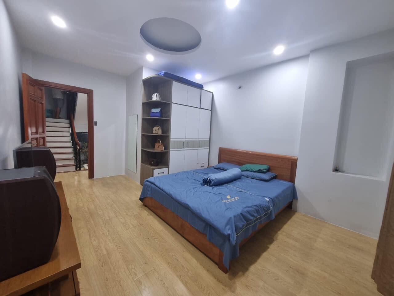 Bán nhà 1 trệt + 3 lầu, gần trung tâm, tiện kinh doanh