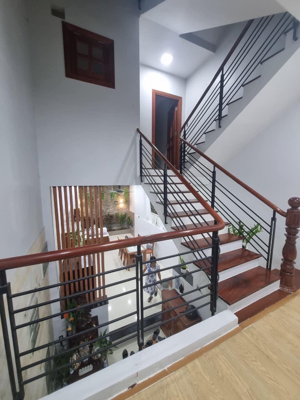 Bán nhà 1 trệt + 3 lầu, gần trung tâm, tiện kinh doanh