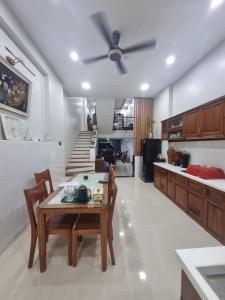 Bán nhà 1 trệt + 3 lầu, gần trung tâm, tiện kinh doanh