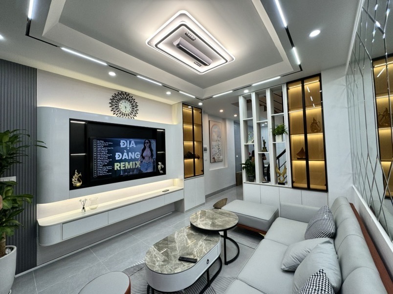 TRUNG TÂM QUẬN THANH XUÂN - Ô TÔ VÀI CHỤC BƯỚC - 5 TẦNG - 5 -NGỦ - SỔ VUÔNG - FULL NỘI THẤT - Ở NGAY.