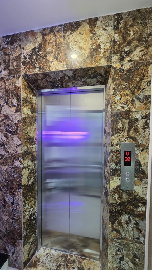 SIÊU PHẨM NHÀ XÂY MỚI CẦU GIẤY - THANG MÁY - GẦN PHỐ - CHỐT NHANH