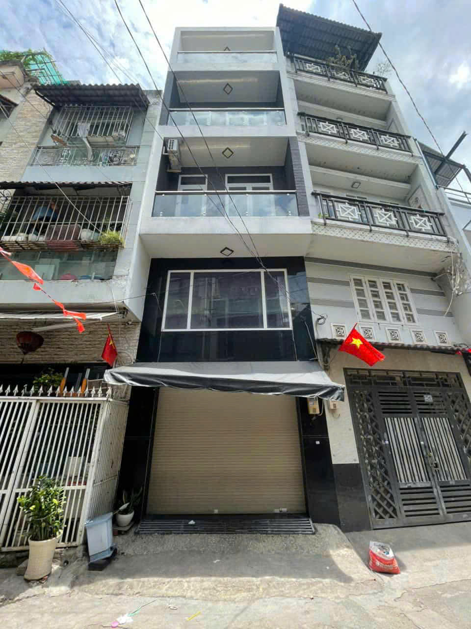 HẺM XE TẢI - PHẠM VĂN ĐỒNG , BÌNH THẠNH ,  XE HƠI NGỦ TRONG NHÀ-NHÀ MỚI 5 TẦNG 8.5 TỶ