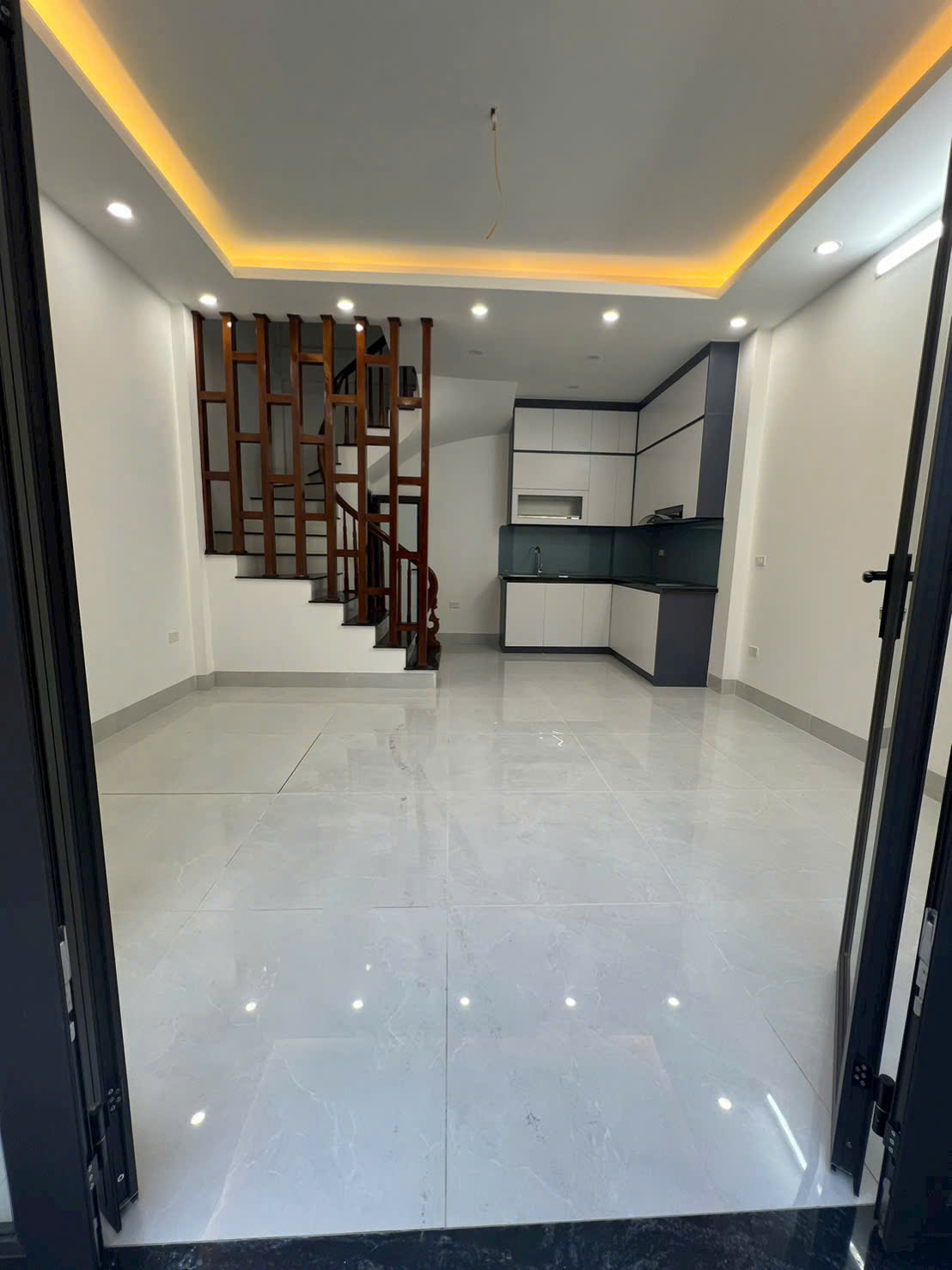 Nhà Cự Khối 43m2 x 5t ngõ rộng, 3.9m ô tô 4 chỗ vào nhà