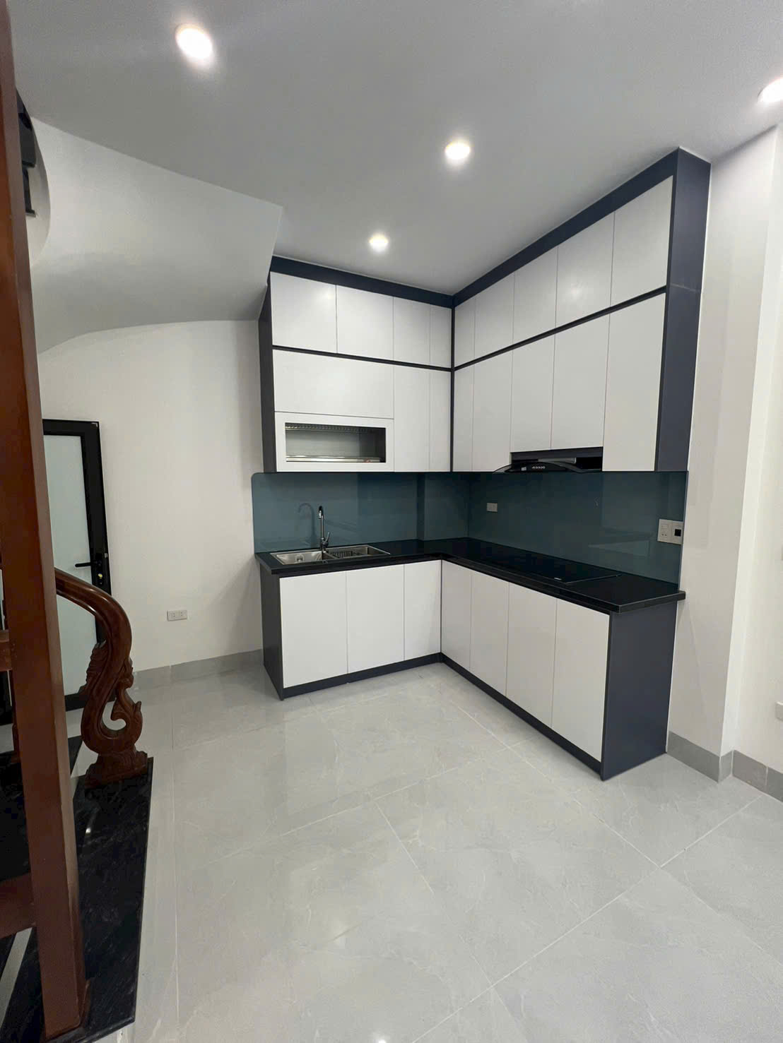 Nhà Cự Khối 43m2 x 5t ngõ rộng, 3.9m ô tô 4 chỗ vào nhà