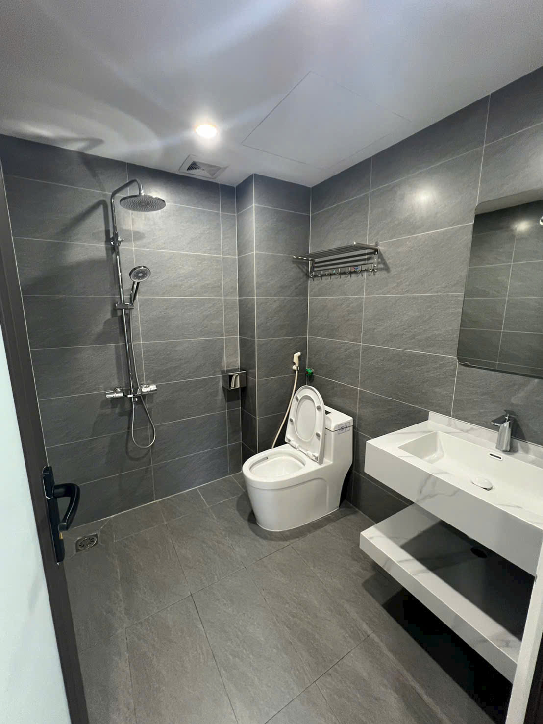 Nhà Cự Khối 43m2 x 5t ngõ rộng, 3.9m ô tô 4 chỗ vào nhà