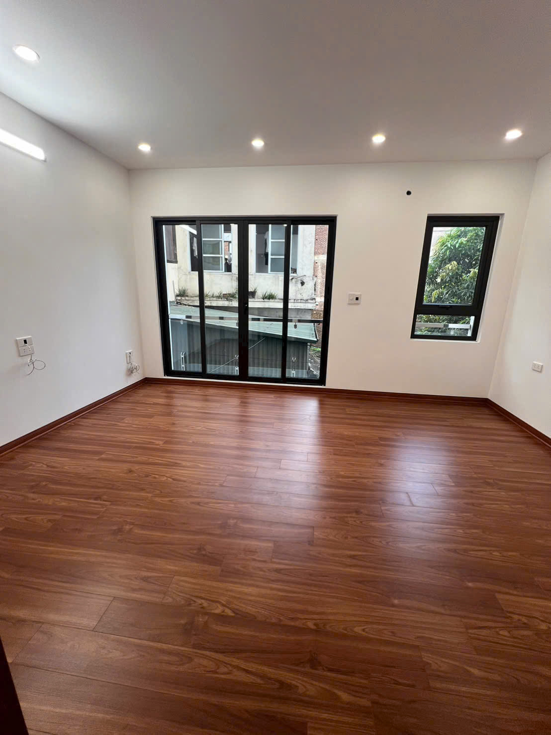 Nhà Cự Khối 43m2 x 5t ngõ rộng, 3.9m ô tô 4 chỗ vào nhà