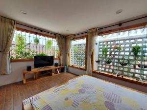 BIỆT THỰ NHÀ VƯỜN – ngang 8m dài 20m 5 tầng Sân vườn Đường 12m View Sông. Thủ Đức