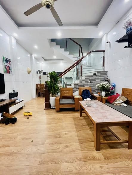 N.H.À đẹp - HOÀNG MAI có sân để xe. 46m / nhỉnh 3 tỷ