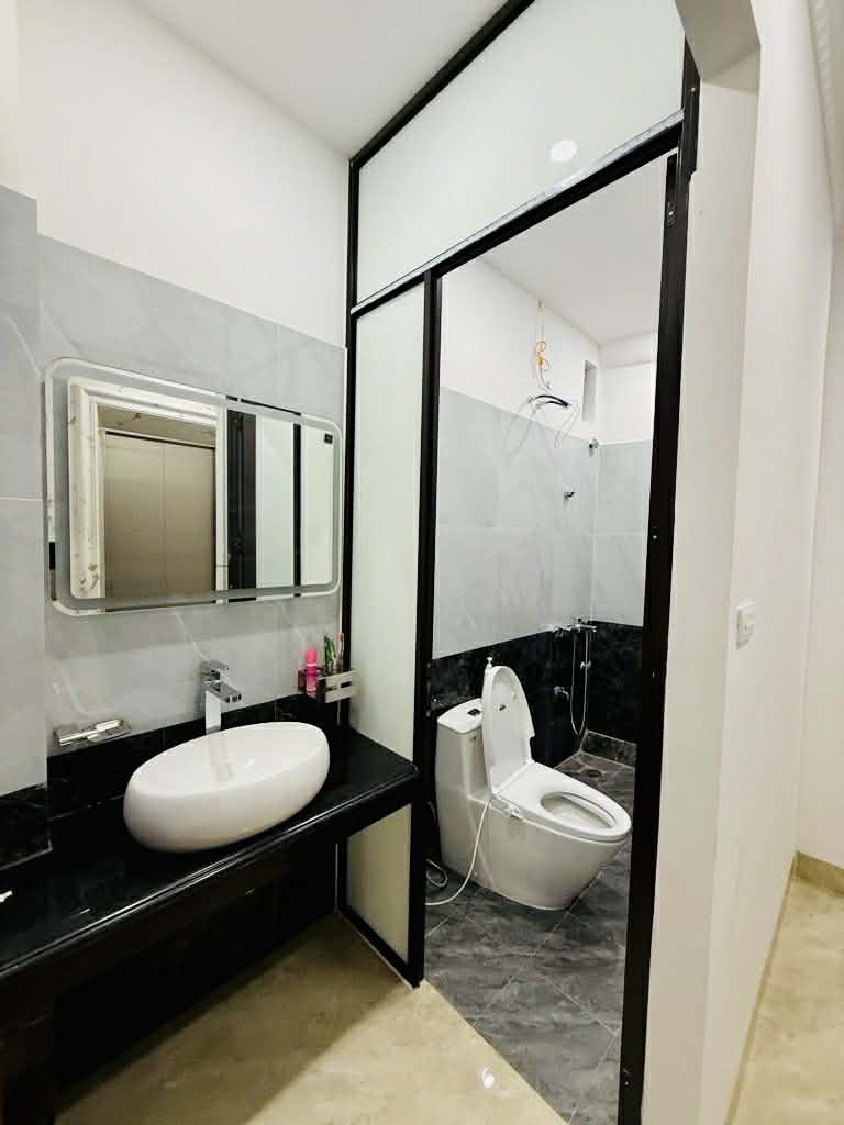 Siêu đẹp, 5 tầng thang máy nhập, mặt ngõ kinh doanh, ô tô thông. Xung quanh các trường ĐH Lớn Bách - Kinh - Xây, các bệnh viện tuyến đầu TW