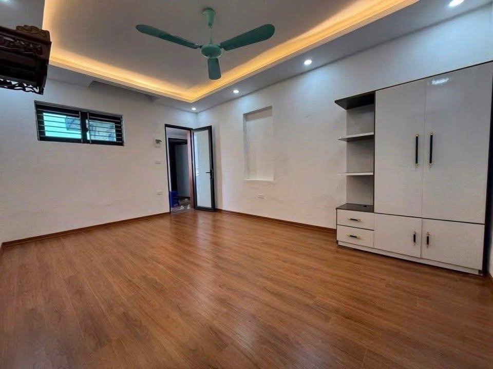 BÁ.N NHÀ ĐÔNG ANH– THANG MÁY- VỪA Ở VỪA KINH DOANH