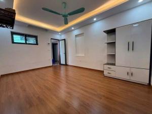 BÁ.N NHÀ ĐÔNG ANH– THANG MÁY- VỪA Ở VỪA KINH DOANH