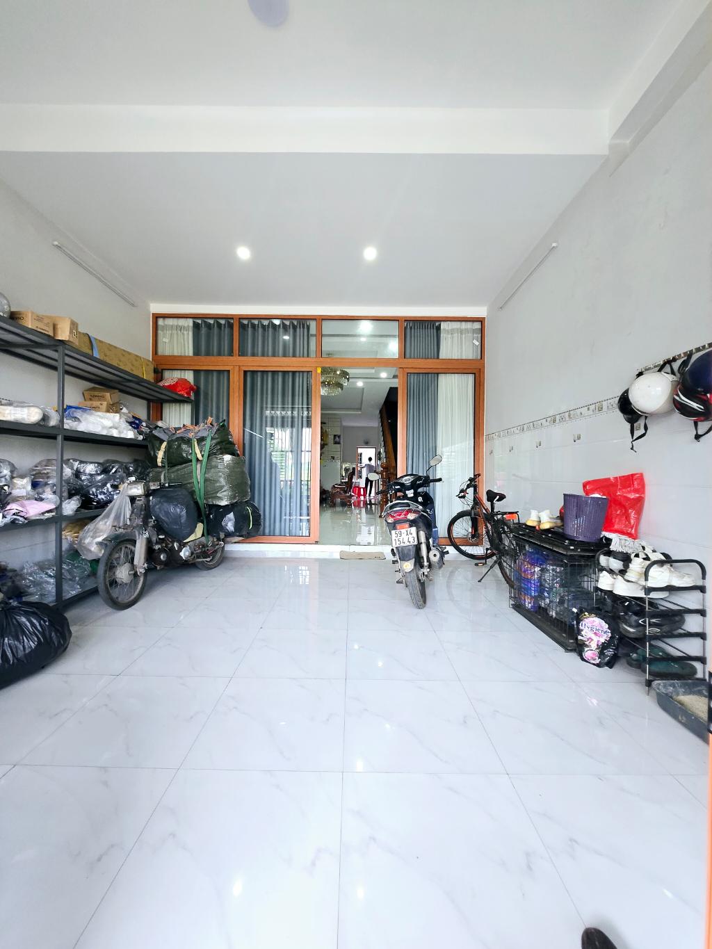 Mặt tiền KDC Long Sơn Quận 9, 5x18 3 tầng BTCT kiên cố, nhà mới đẹp ở ngay, nhỉnh 6 tỷ TL