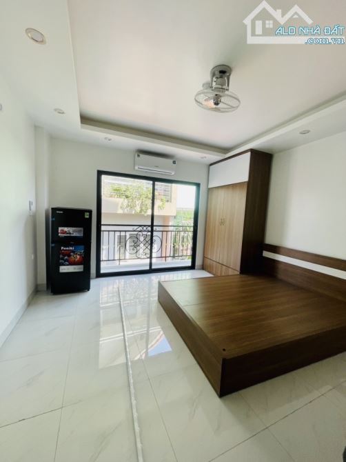 Cần bán Lô góc 3 mặt thoáng oto vào nhà đang khai thác dòng tiền 1,5 tỷ/năm phố Vĩnh Hưng