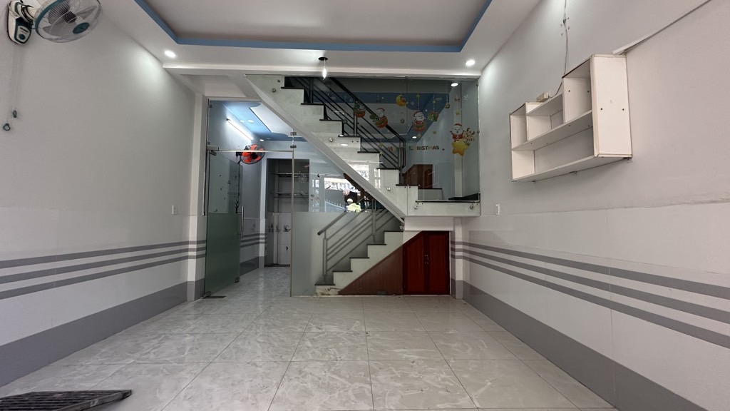 BÁN NHÀ GẦN MẶT TIỀN ĐƯỜNG LÊ VĂN KHƯƠNG - HẺM OTO, 2 SẸC DỄ TÌM - DÂN TRÍ TỐT - 2 TẦNG - 4×10- 3,2 TỶ.