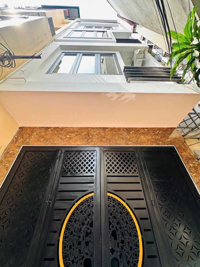 BÁN NHÀ CẦU GIẤY - MỚI TINH ,Ở LUÔN