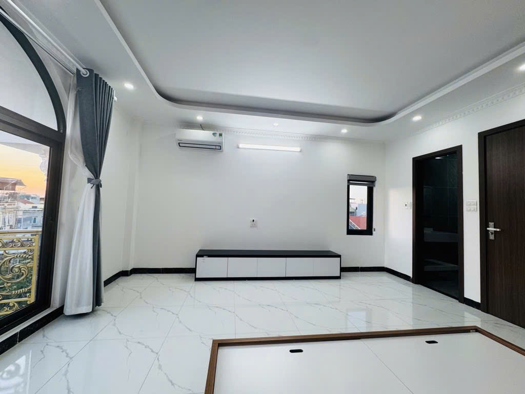 Bán nhà Nguyễn Văn Linh 6 tầng thang máy, kinh doanh, ô tô mt hơn 5m 17.3 tỷ