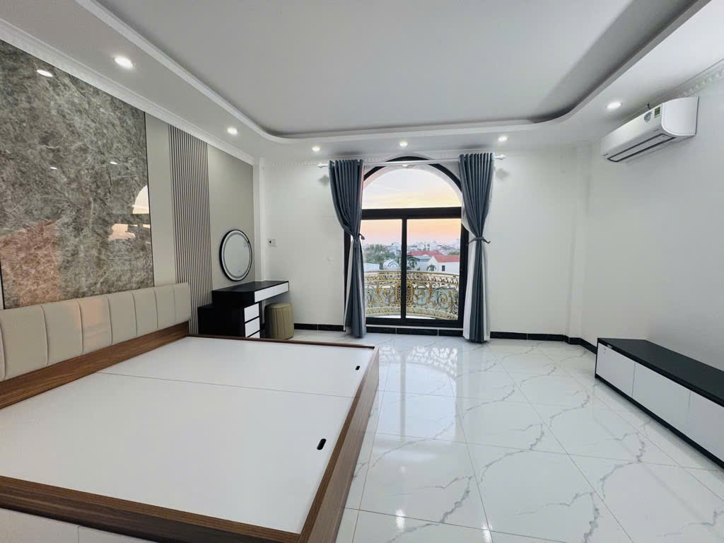 Bán nhà Nguyễn Văn Linh 6 tầng thang máy, kinh doanh, ô tô mt hơn 5m 17.3 tỷ