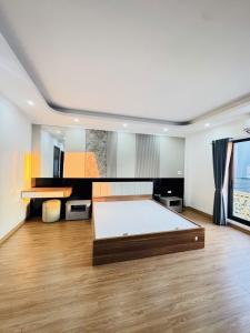Bán nhà Nguyễn Văn Linh 6 tầng thang máy, kinh doanh, ô tô mt hơn 5m 17.3 tỷ