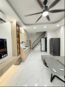 BÁN LỖ NHÀ Ở ĐÔNG DƯ NHÀ XÂY KIÊN CỐ GẦN TRƯỜNG CHỢ TRUNG TÂM