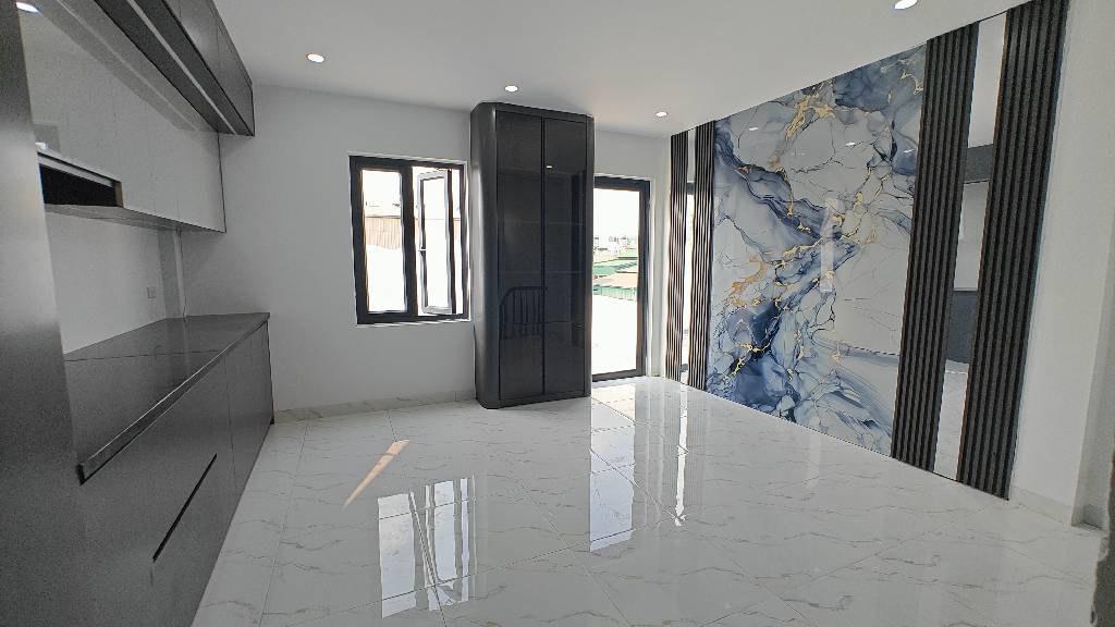 Hàng Hiếm Hồng Tiến 6T thang máy