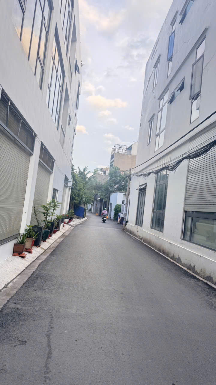 Vip! Xe hơi ngủ trong nhà -66m² - KDC Hồng Long - nhỉnh 4tỷ