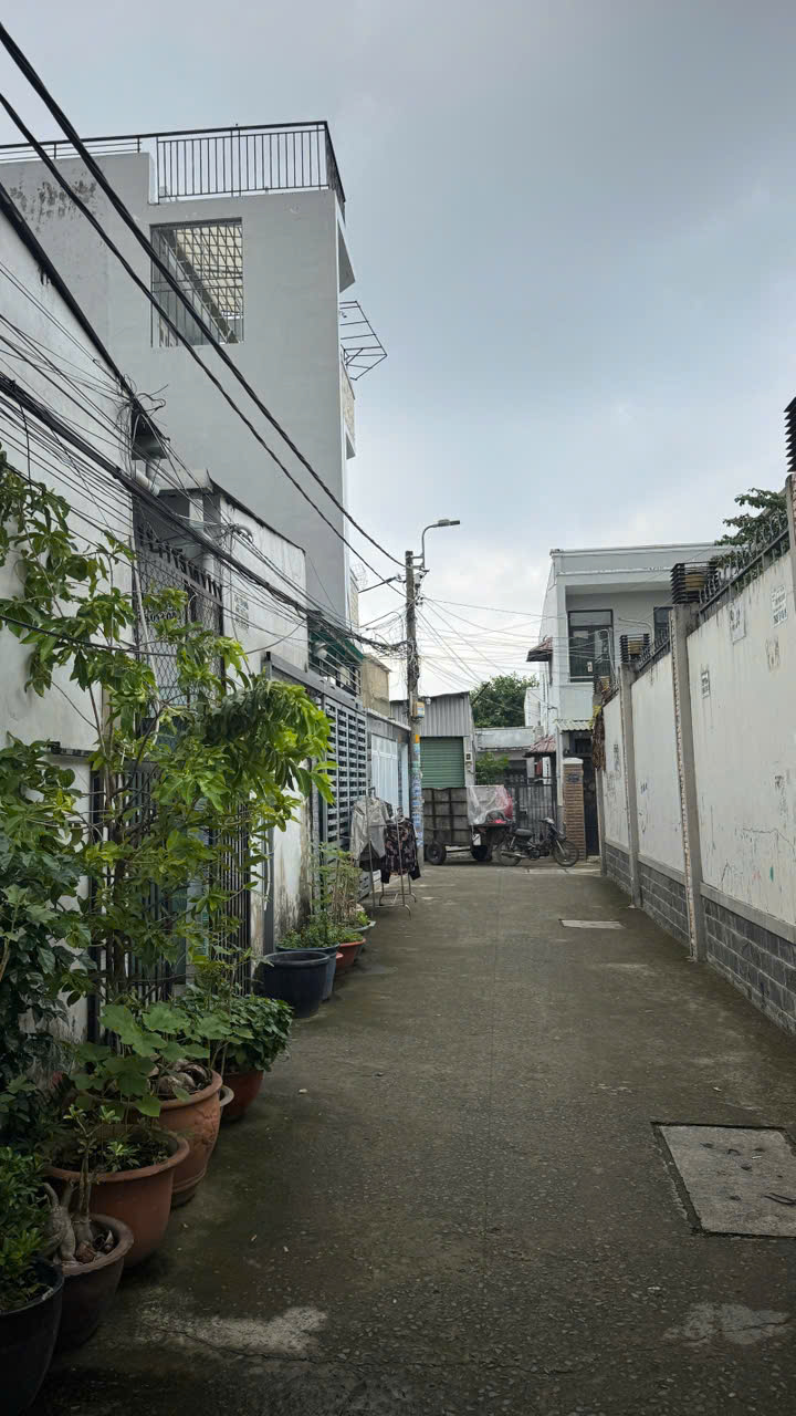 Vip! Xe hơi ngủ trong nhà -66m² - KDC Hồng Long - nhỉnh 4tỷ