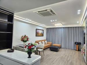 CHÍNH CHỦ GỬI BÁN CĂN HỘ KHU VỰC CẦU GIẤY 125M2; NHỈNH 9 TỶ.