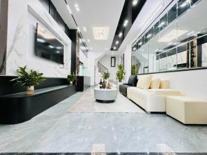 CHỦ NHÀ ĐỊNH CƯ MỸ, GỬI BÁN GẤP CĂN NHÀ NGAY SÁT ĐƯỜNG HOÀNG QUỐC VIỆT 99M2 GIÁ 13.x TỶ.
