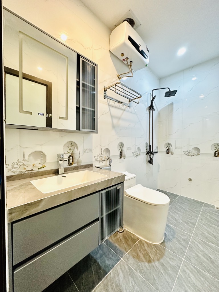 NHÀ ĐẸP TỨ LIÊN - 5 Tầng Thang Máy - 42m2 Ô Tô - Tặng FULL nội thất - 8.9 TỶ