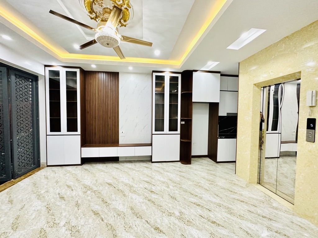 NHÀ ĐẸP TỨ LIÊN - 5 Tầng Thang Máy - 42m2 Ô Tô - Tặng FULL nội thất - 8.9 TỶ