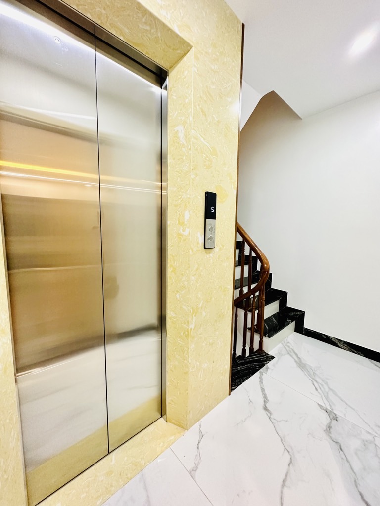 NHÀ ĐẸP TỨ LIÊN - 5 Tầng Thang Máy - 42m2 Ô Tô - Tặng FULL nội thất - 8.9 TỶ