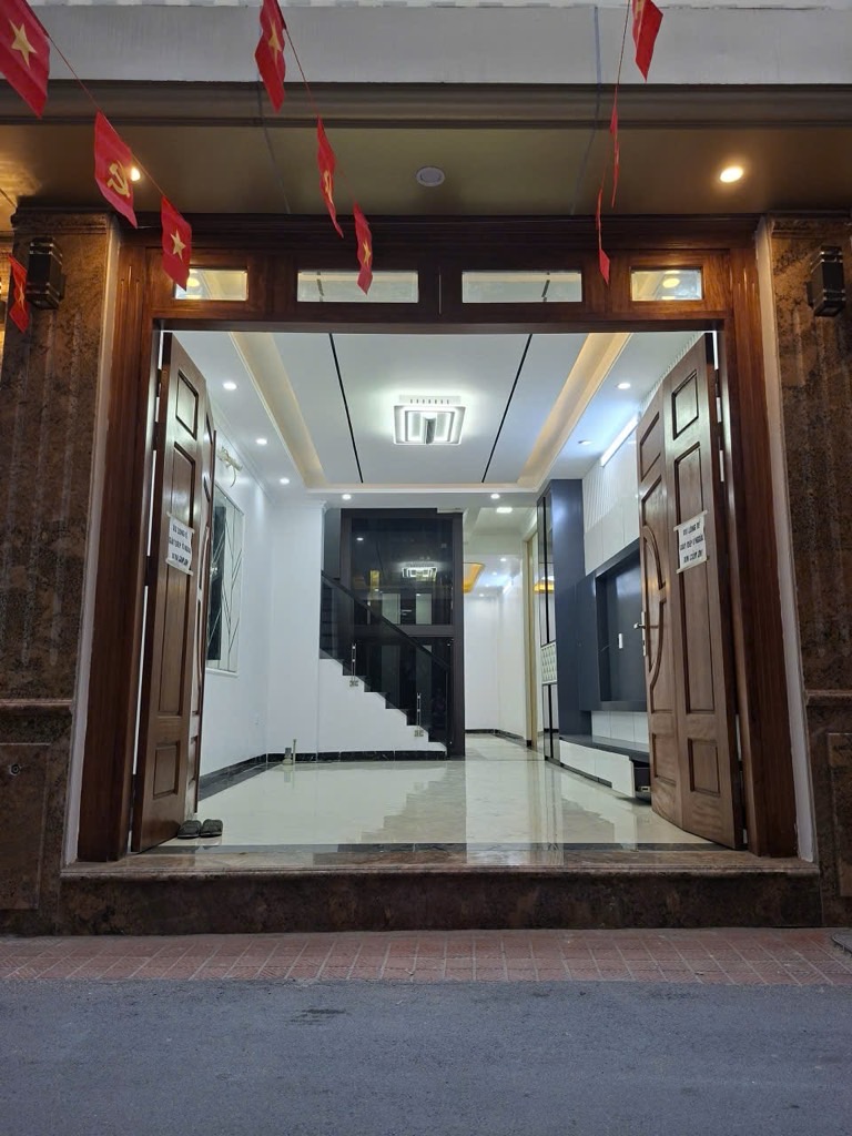 Nhà Đẹp Phố Âu Cơ - 5 Tầng Thang máy - 56M2 - Chào giá 13.5 Tỷ