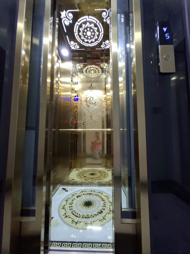 Nhà Đẹp Phố Âu Cơ - 5 Tầng Thang máy - 56M2 - Chào giá 13.5 Tỷ