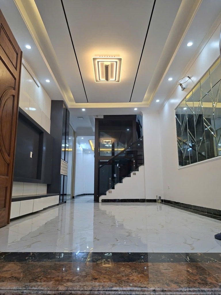 Nhà Đẹp Phố Âu Cơ - 5 Tầng Thang máy - 56M2 - Chào giá 13.5 Tỷ